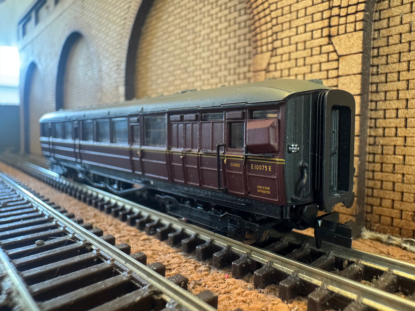 Dapol 2S-013-010 (N Gauge) Pines Express 9F 92220 “Evening Star” and Four Gresley Coaches. DCC Fitted 