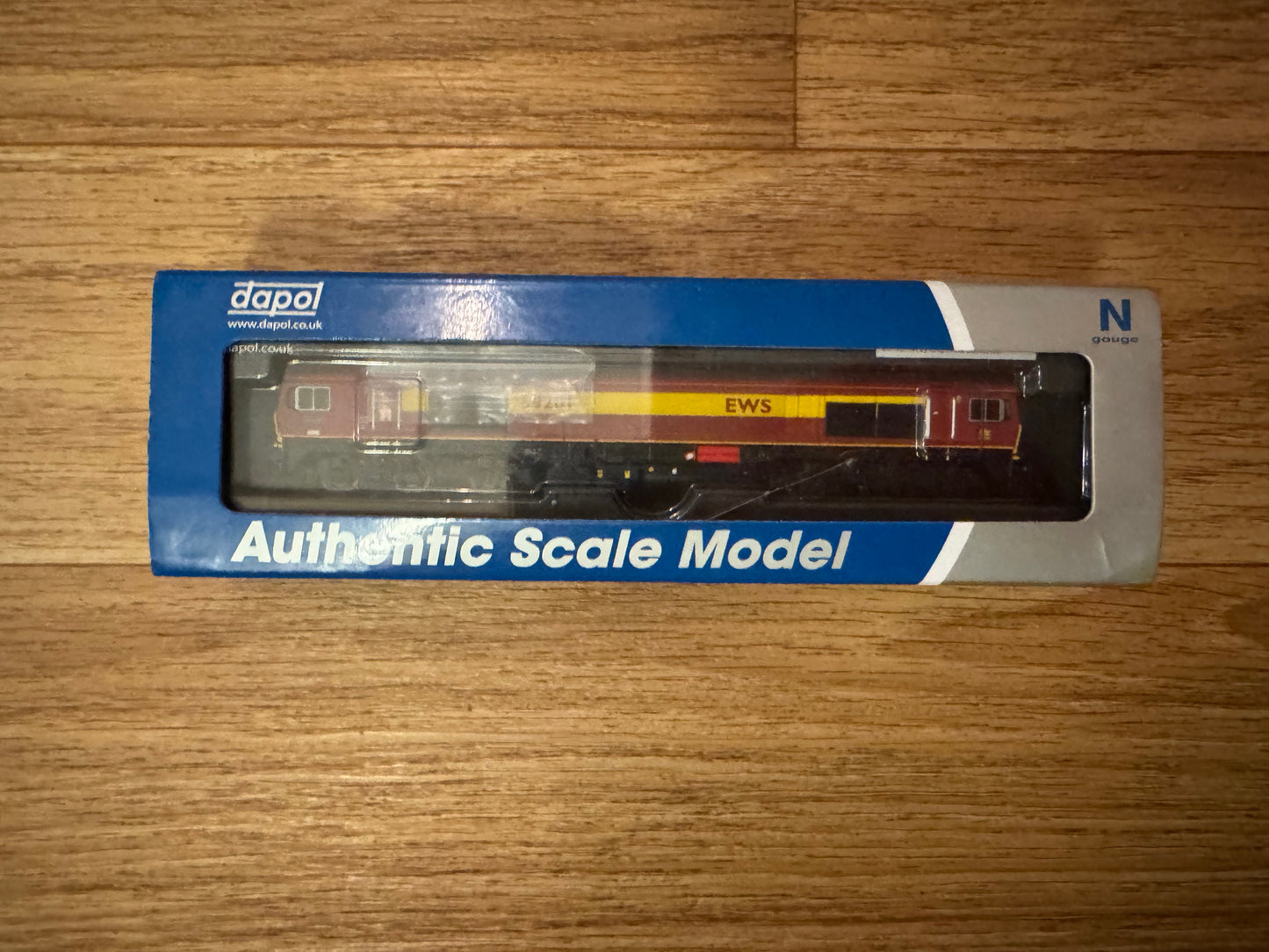 Dapol 2D-005-006 (N Gauge) Ex National Power, Class 59/2 No.59201 “Vale of York” in English Welsh & Scottish, Red and Gold. DCC Ready