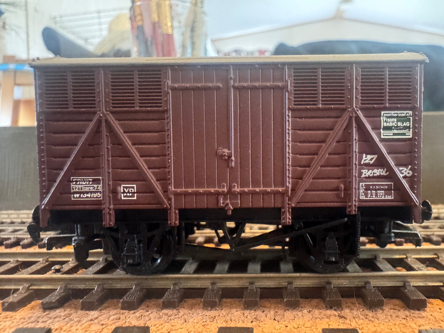 Bachmann 32-201 (OO) British Railways Western Region, Ventilated Fruit Van W.134195 in BR Bauxite.