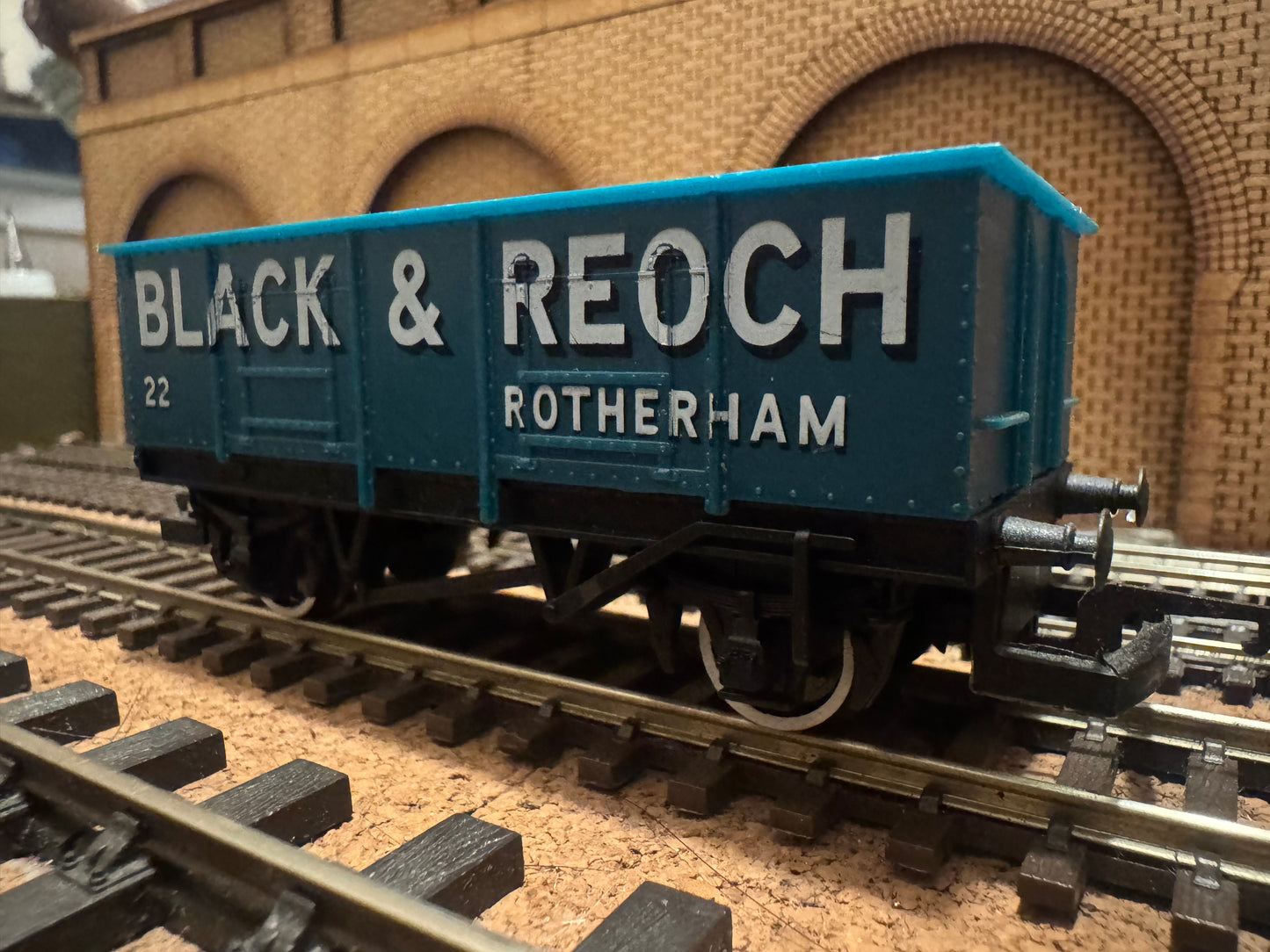 Hornby R021 (OO) Black & Reoch 20T LWB, End Tipper Mineral Wagon No.22