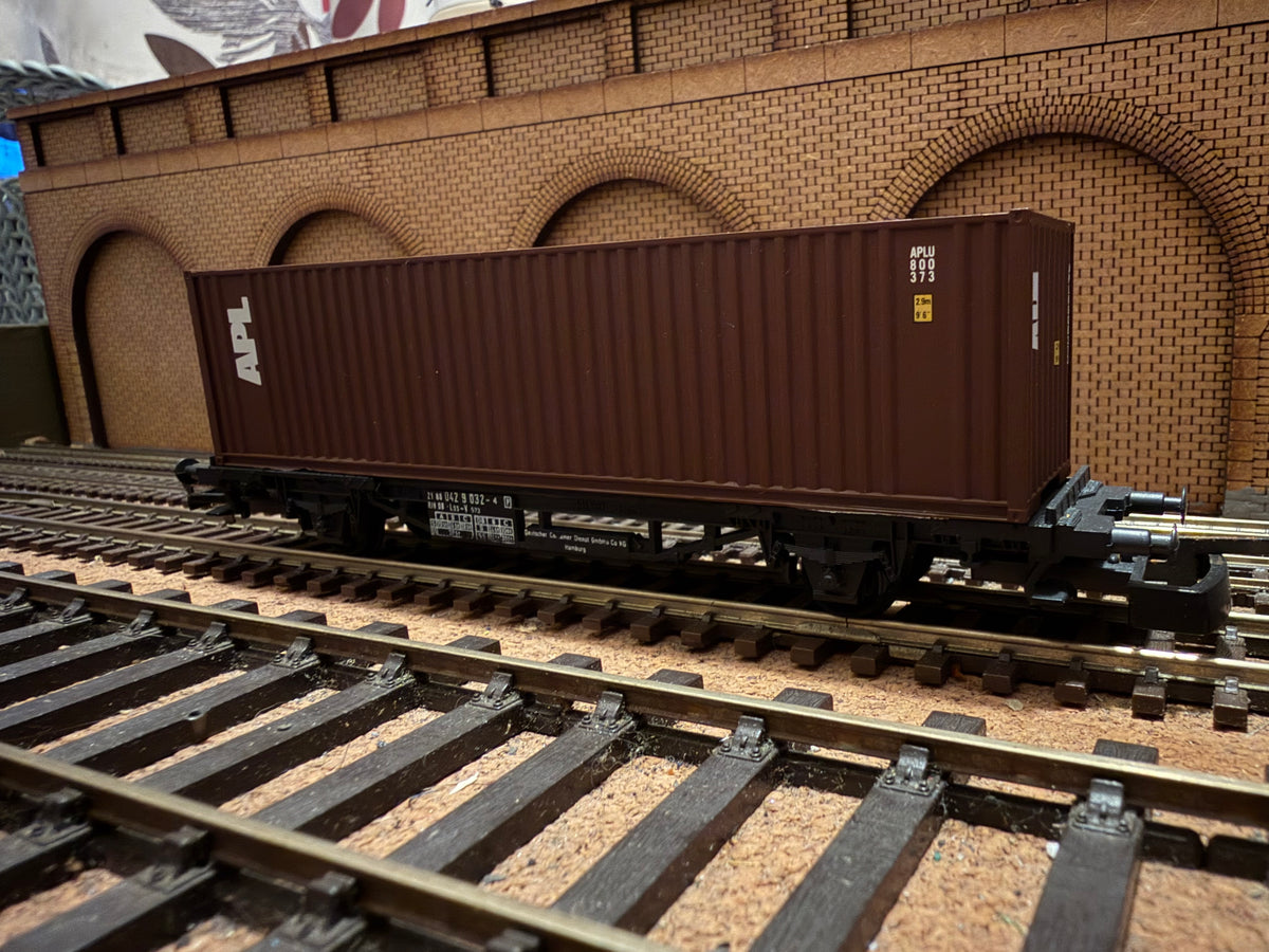Lima 2853 (HO / OO) Four Wheeled Container Wagon with 1:76 scale APL Sea Container 
