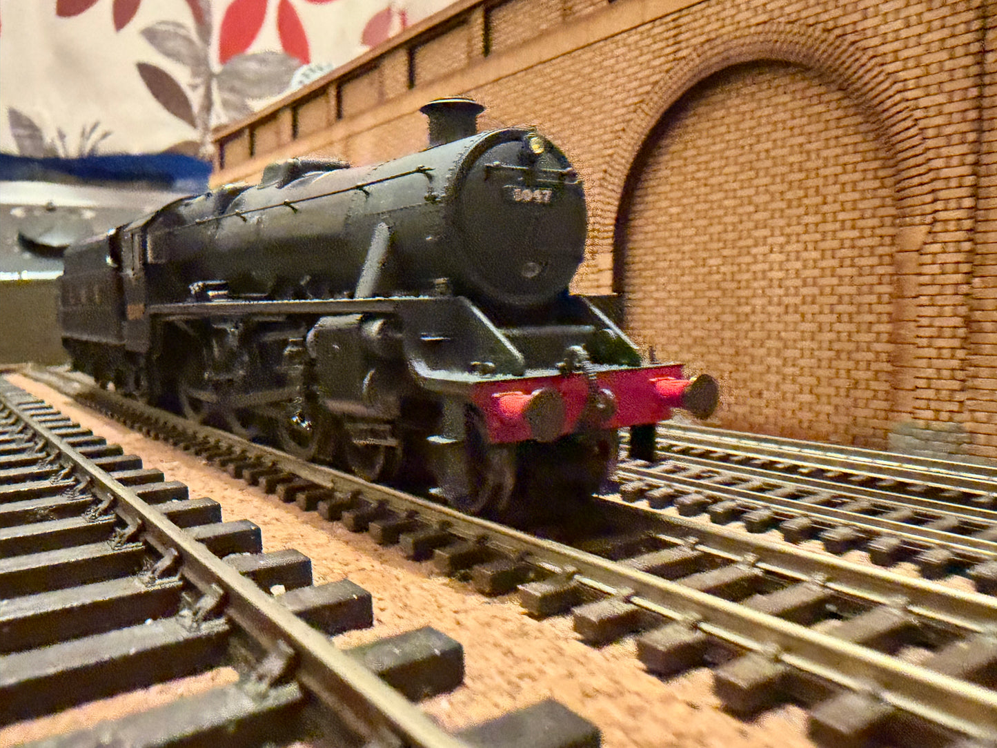 Hornby R30274 (OO) London Midland & Scottish Railway 5P-5F ‘Black Five’ No.5047 in Weathered LMS Lined Black (Shed Code 5A, Crewe North). DCC Ready 