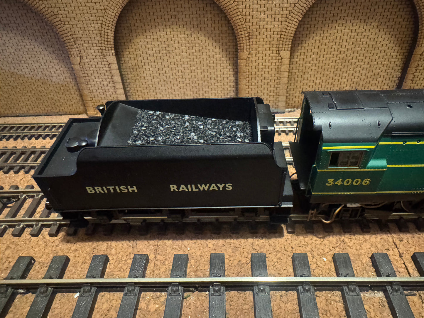 Hornby R2685 (OO) Ex SR ‘West Country’ No.34006 “Bude” with Ex LMS Tender in 1948 British Railways, Locomotive Exchange Trials, SR Green, BR Number and Black Tender. Special Edition No.1424 of 2008. DCC Ready. 