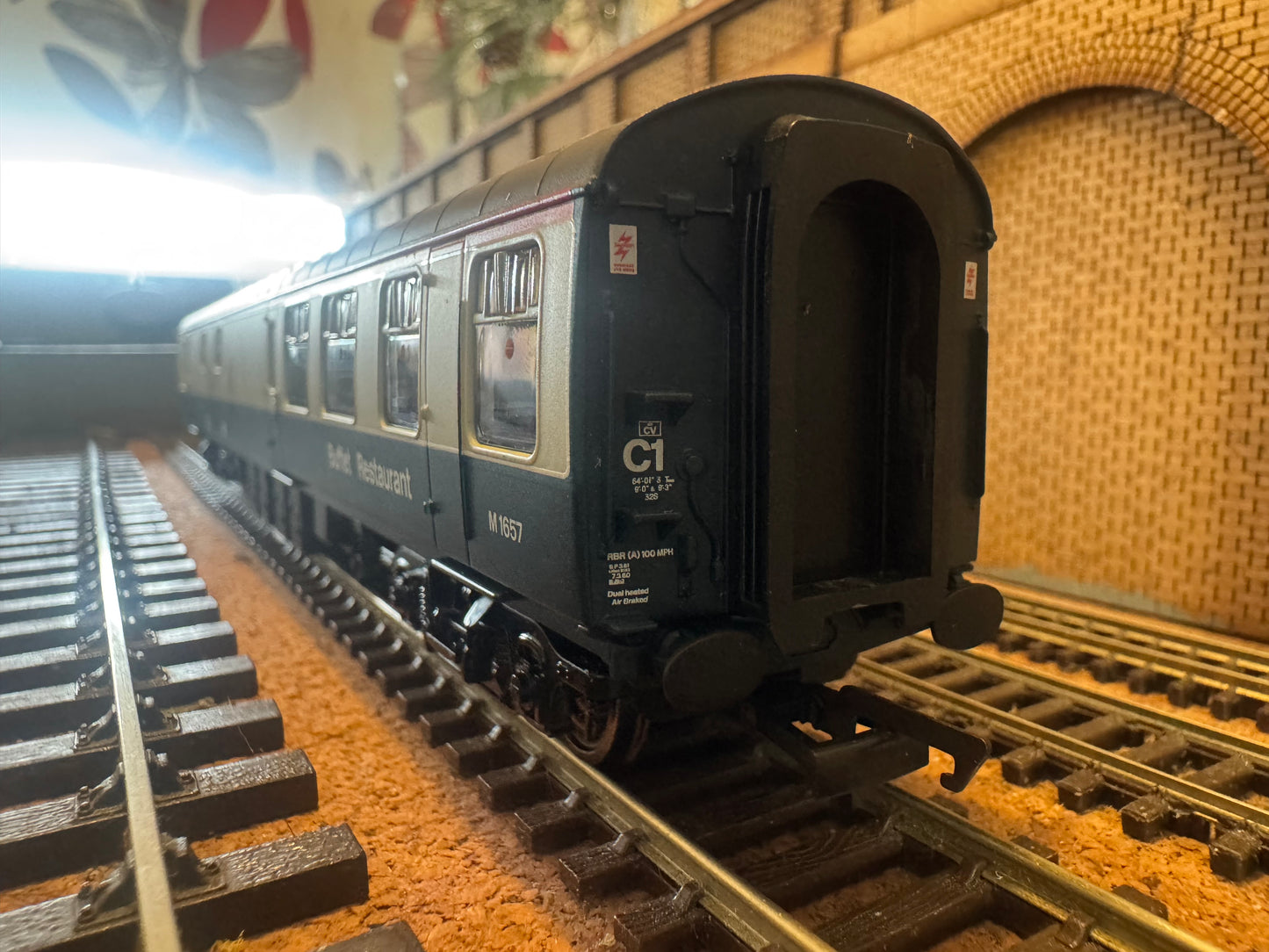 Hornby R4973A (OO) British Railways MK1 Restaurant Buffet Car No.M1657 in British Rail Blue Grey