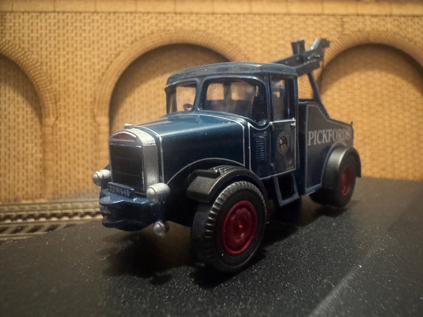 Oxford Diecast 76SH002 (OO / 1:76) Scammel Highwayman Crane. In Pickfords livery, with British Road Service Markings. Fleet Number M2362