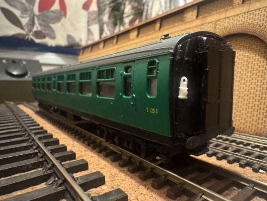 Bachmann 34-525B (OO) Ex SR ‘Builleid’ 63ft Steel Body, Corridor Second No.S125S in British Railways Southern Region Green. 