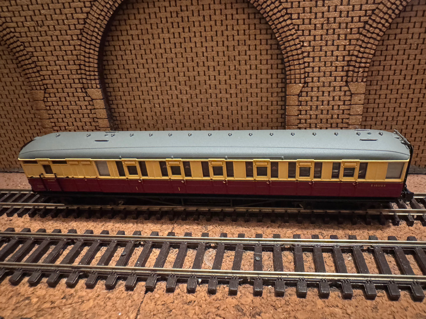 Dapol NC-61D (N Gauge) Ex LNER ‘Gresley’ Corridor Brake Second No.E10112E in British Railways Blood and Custard Livery 