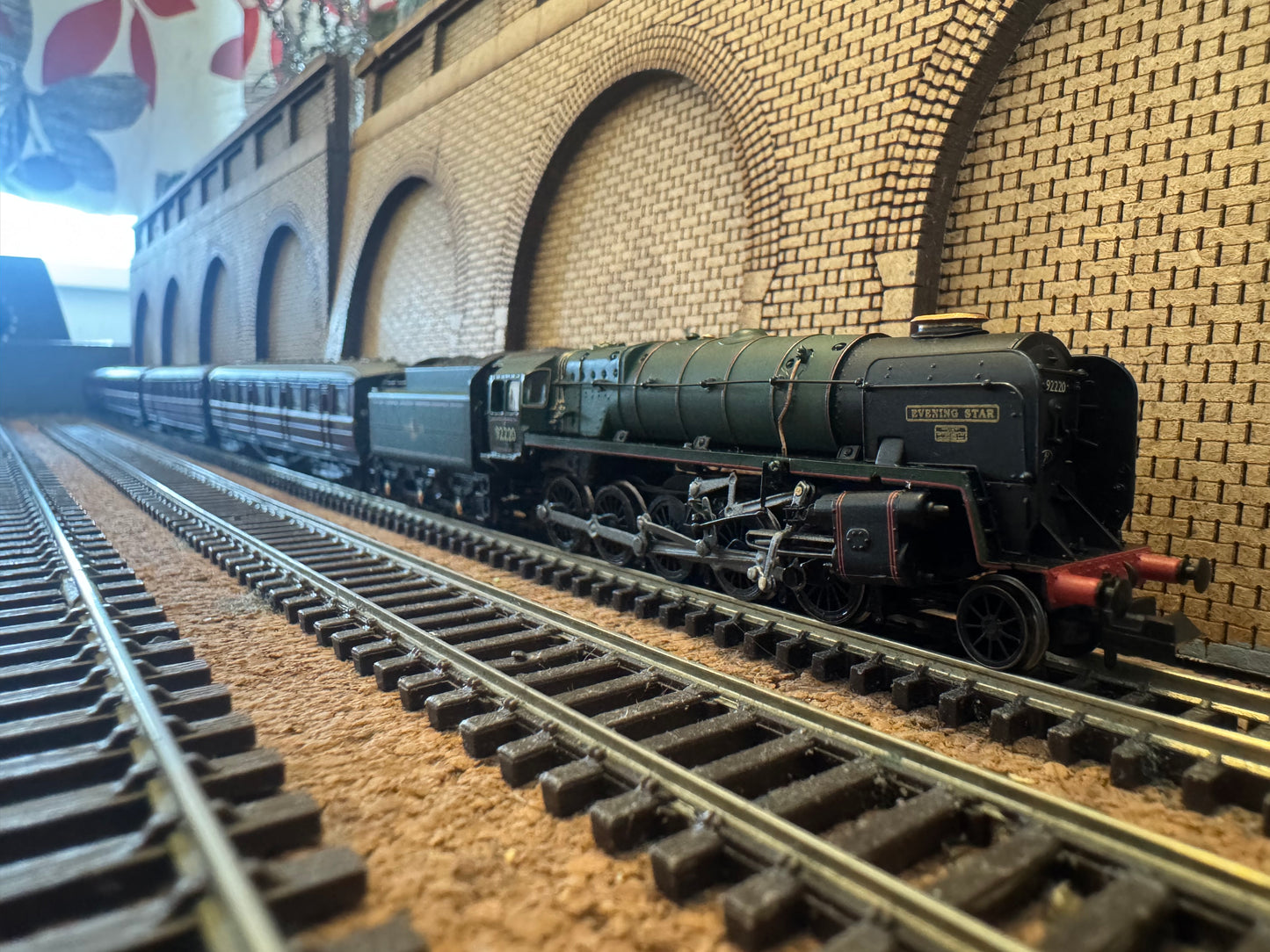 Dapol 2S-013-010 (N Gauge) Pines Express 9F 92220 “Evening Star” and Four Gresley Coaches. DCC Fitted 