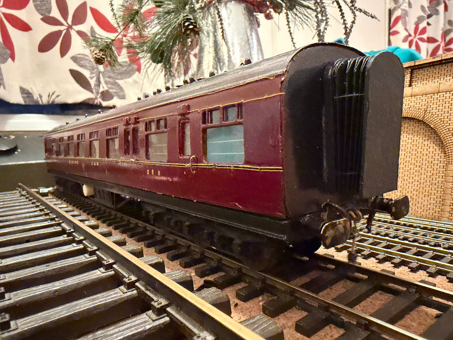 GM Coaches (O Gauge) London Midland & Scottish Railway, 68ft Twelve Wheel Dining Car No.250 