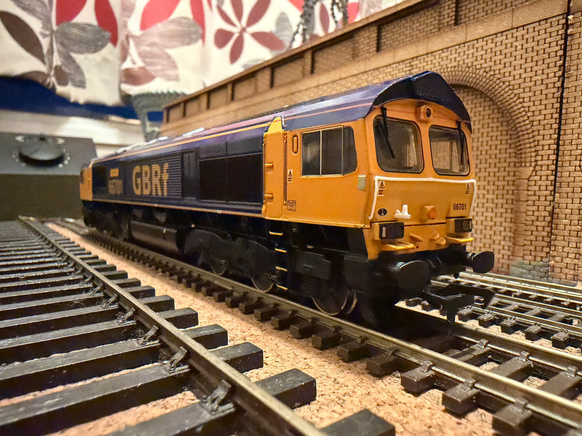 Bachmann 32-727 (OO) General Motors / GBRf, Class 66 No.66701 “Whitemoor” in GBRf Blue & Yellow. DCC Ready