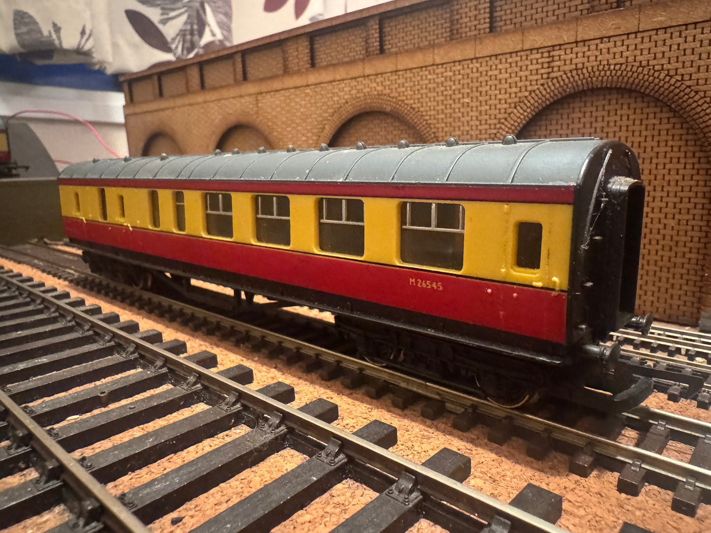 Hornby R438 (OO) Ex LMS, Stanier Brake Third No.M26545 in British Railways ‘Blood & Custard’