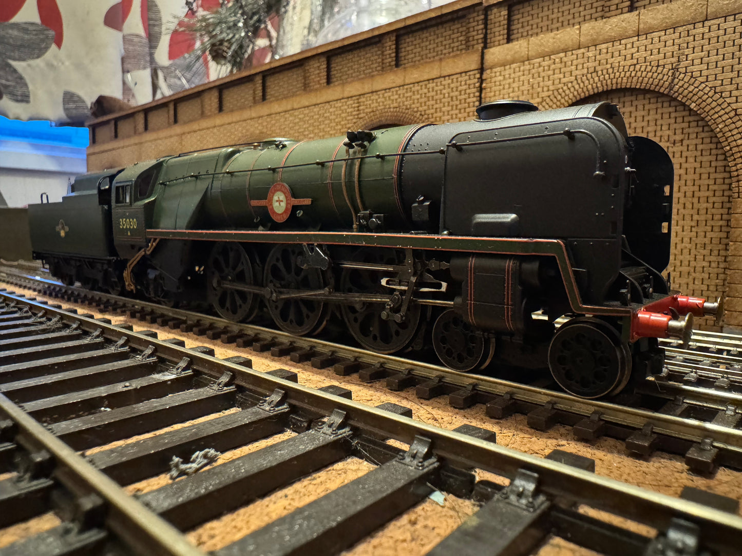 Hornby R3617 (OO) British Railways [SR] Rebuilt
‘Merchant Navy Class’ No.35030 “Elder Dempster Lines” in BR Lined Green. (Shed Code 70A, Nine Elms Depot) DCC Ready 
