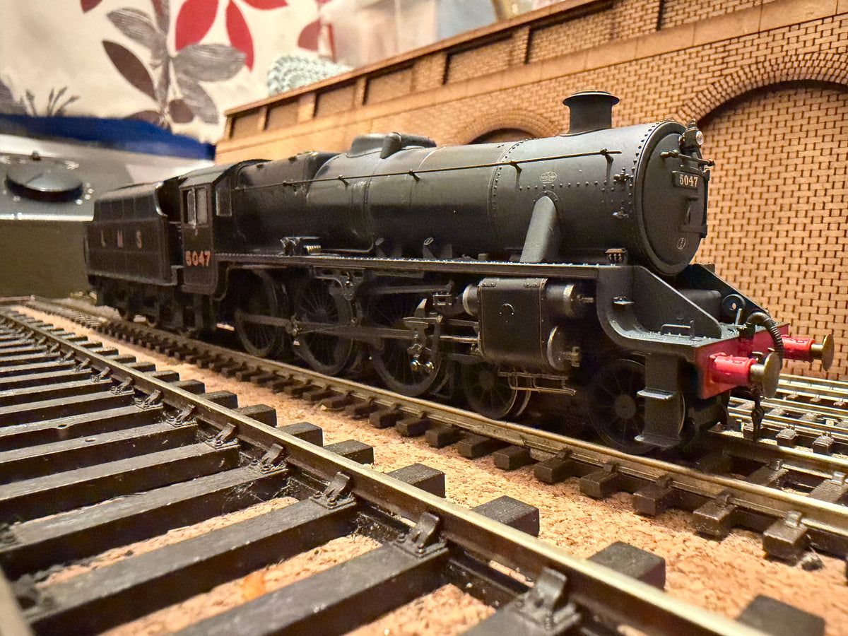 Hornby R30274 (OO) London Midland & Scottish Railway 5P-5F ‘Black Five’ No.5047 in Weathered LMS Lined Black (Shed Code 5A, Crewe North). DCC Ready 