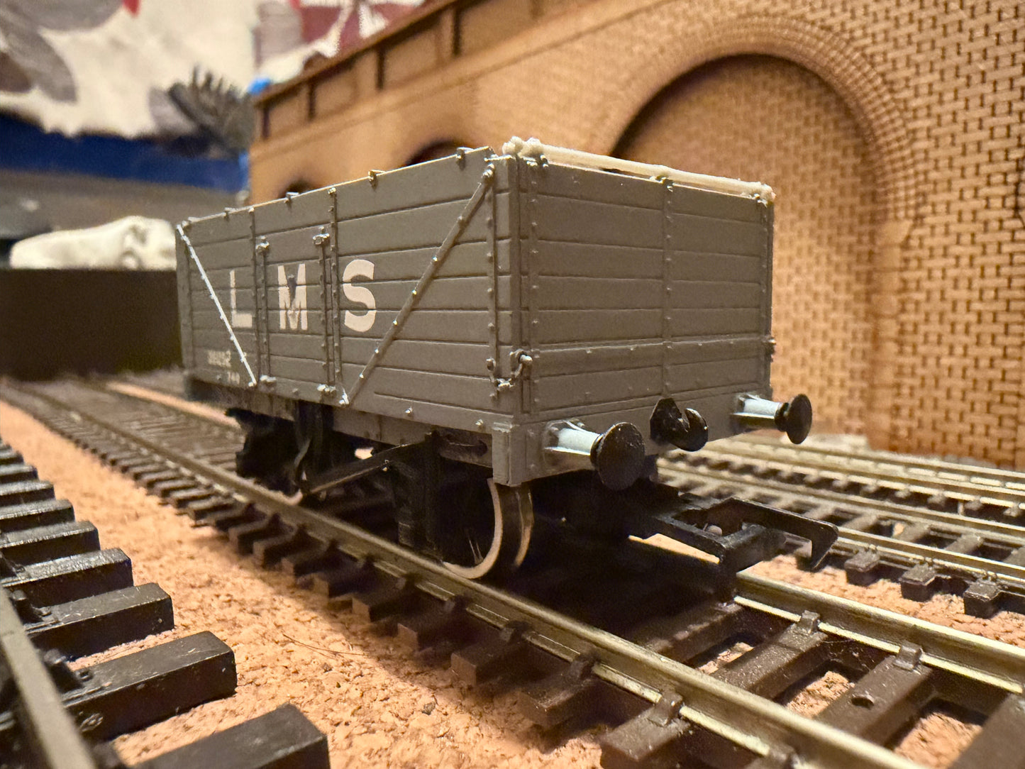 Bachmann 37-088 (OO) London Midland and Scottish Railway 12T Severn Plank Wagon No.351252 