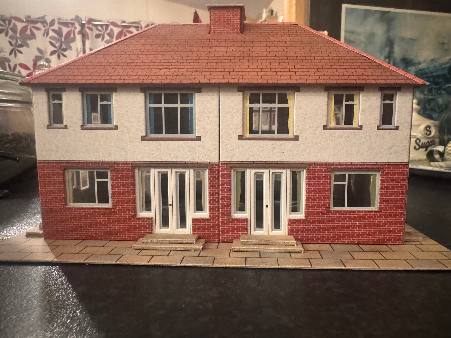 Metcalfe PO266 (OO / 1:76) 1930s Suburban Semi and Garages. Pre Made 
