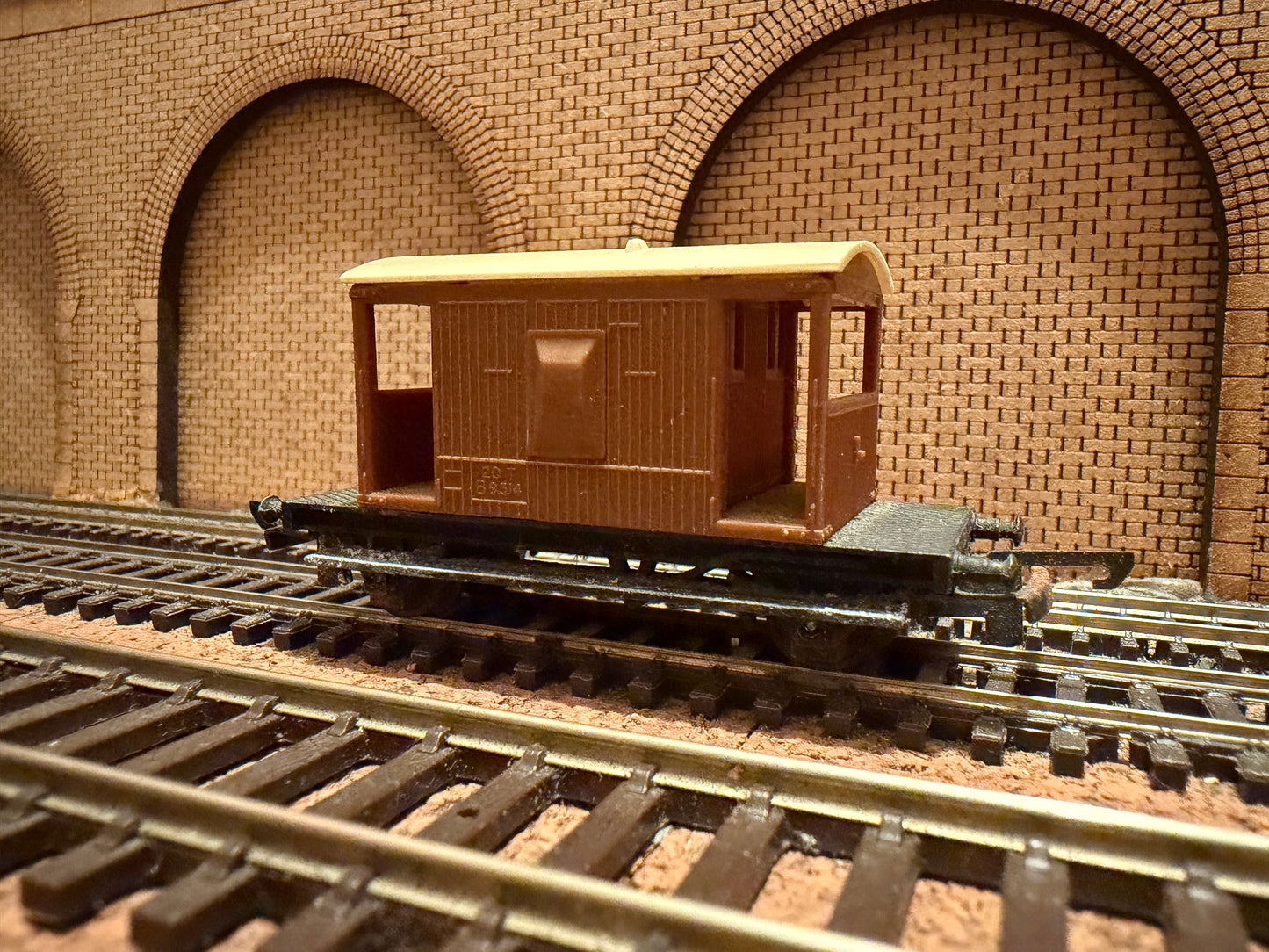 Tri-ang T72 (TT) British Railways 20T Brake Van No.B9514 in BR Brown 