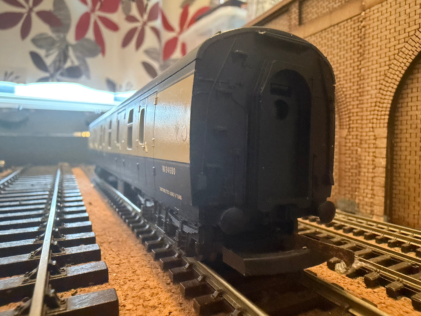Lima L305345 (OO) British Railways MK1 Brake Gangwayed Full Brake in BR Western Region Chocolate and Cream