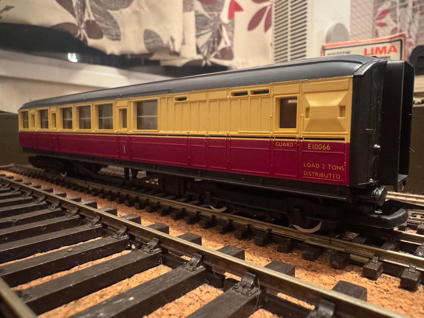 Hornby R.410 (OO) Ex LNER ‘Gresley’ Brake Corridor Composite No.E10066 in British Railways ‘Blood & Custard Livery 