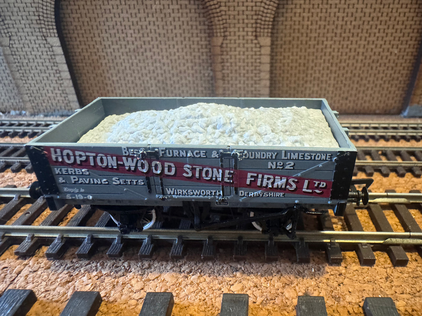 Bachmann 37-029 (OO) Hopton-Wood Stone Firms Ltd, Five Plank Wagon No.2 with load 