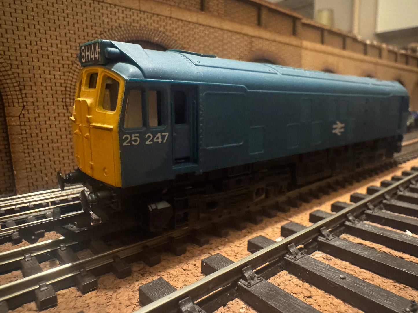 Hornby R068 (OO) British Railways Class 25/2 No.25247 in British Rail Blue. DCC Fitted