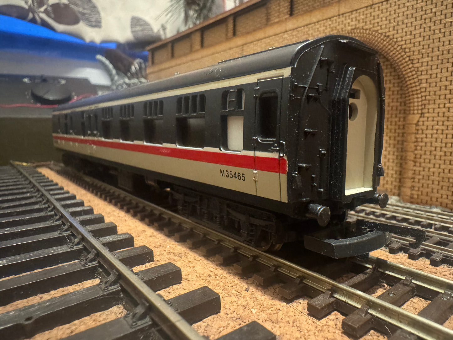 Lima 305372 (OO) British Railways MK1 Brake Corridor Second No.M35465 in British Rail Intercity Executive Livery 