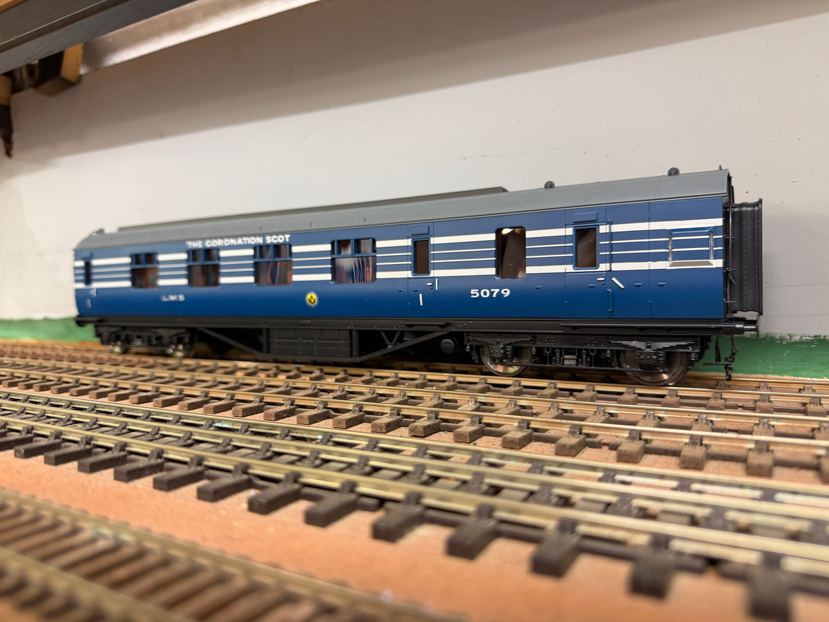 MTH 22-60058 (O Gauge) London Midland & Scottish Railway, ‘Stanier’ Corridor Brake First No.5079 in LMS Coronation Scot Livery 