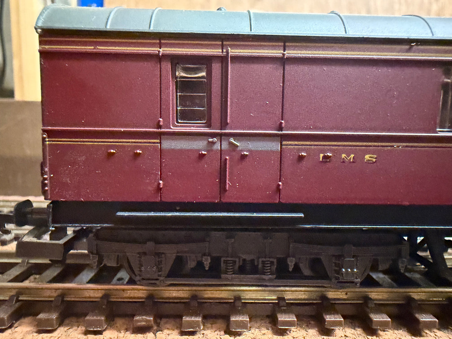 Lima 305358W (OO) London Midland & Scottish Railway Bogie Van No.37762 in LMS Crimson 