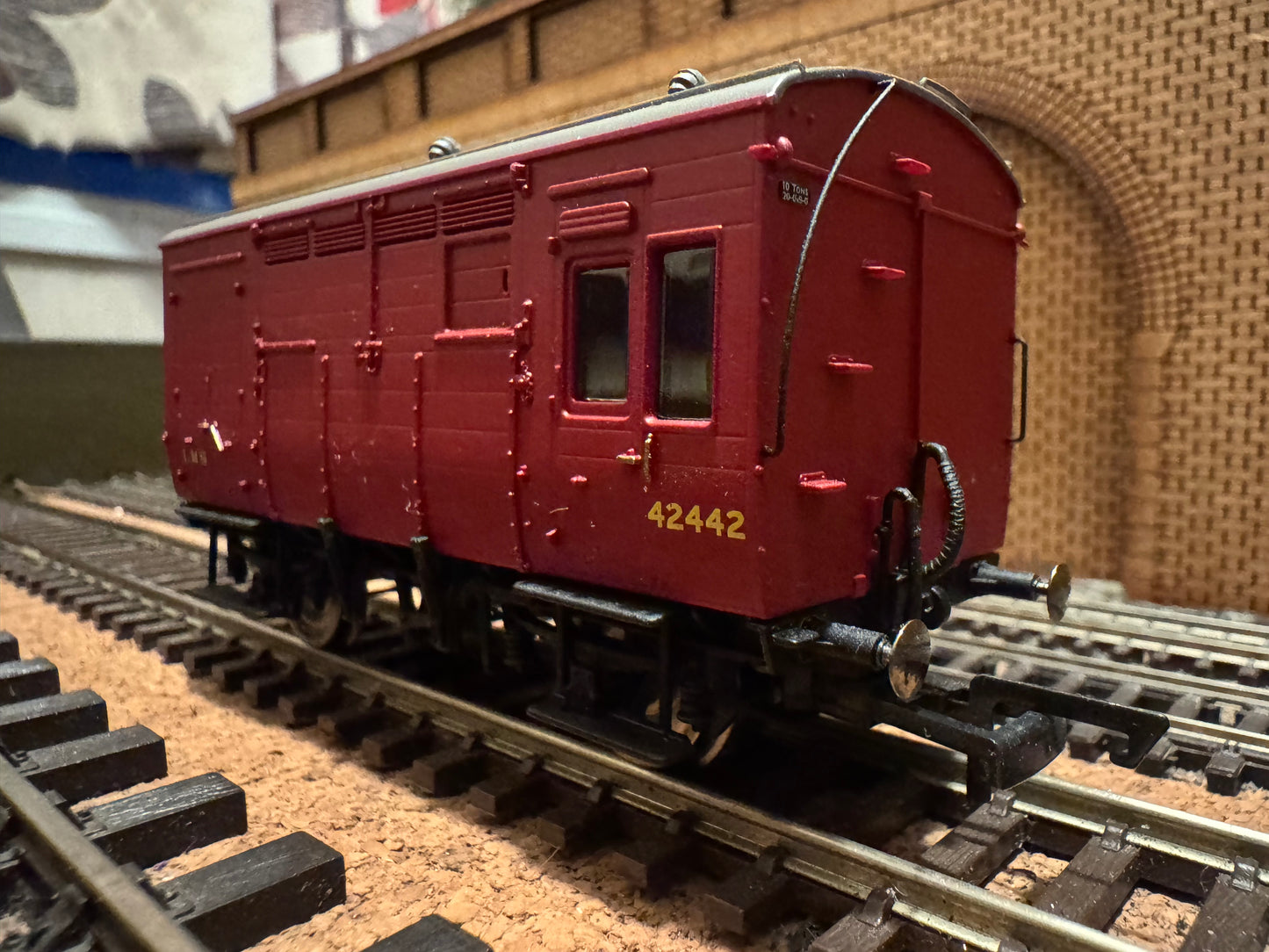 Hornby R6727A (OO) London Midland & Scottish Railway, Horse and Groom Box Wagon No.42442 in LMS Crimson 