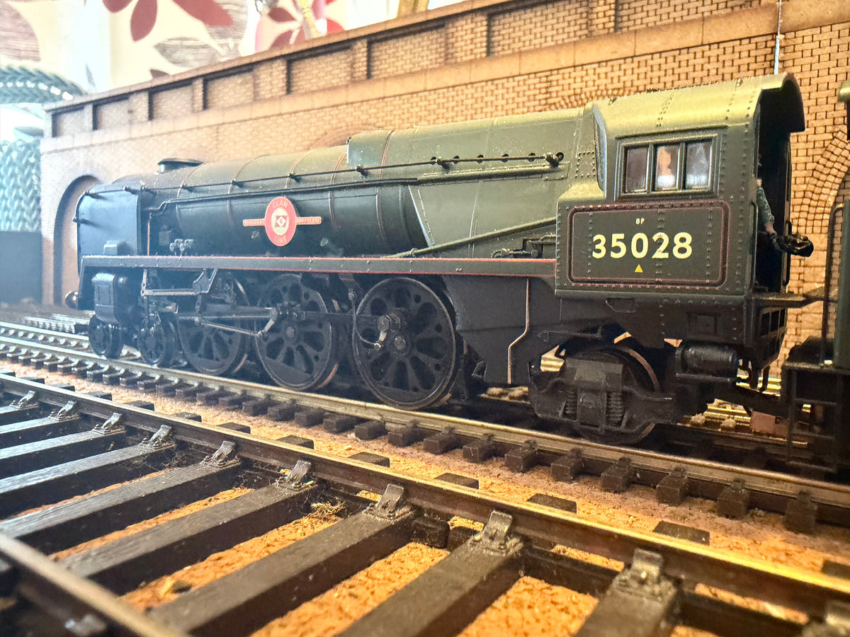 Hornby R2169 (OO) Ex SR, Rebuilt Merchant Navy No.35028 “Clan Line” in British Railways Lined Passenger Green. Shed code, 70A Nine Elms Depot)