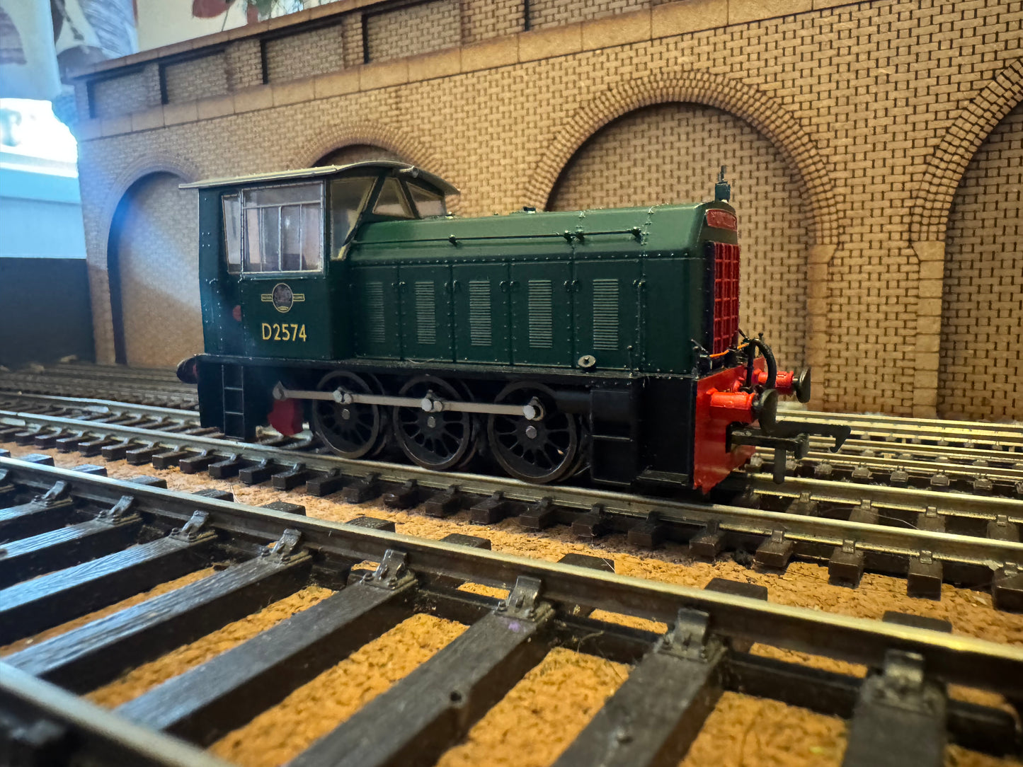 Heljan 2500 (OO) British Railways, Hunslet 200HP 0-6-0DM [Class 05] No.D2574 in BR Green. DCC Ready 