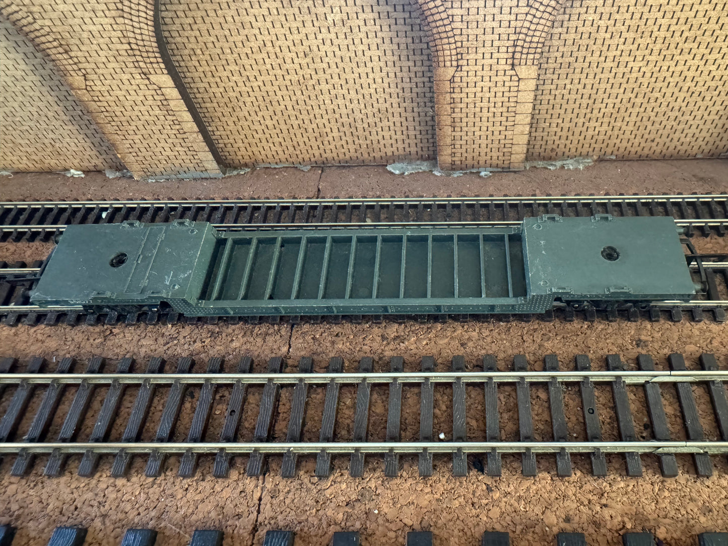 Tri-ang T.173 (TT) British Railways Bogie Well Wagon No.S61077 in BR Grey 