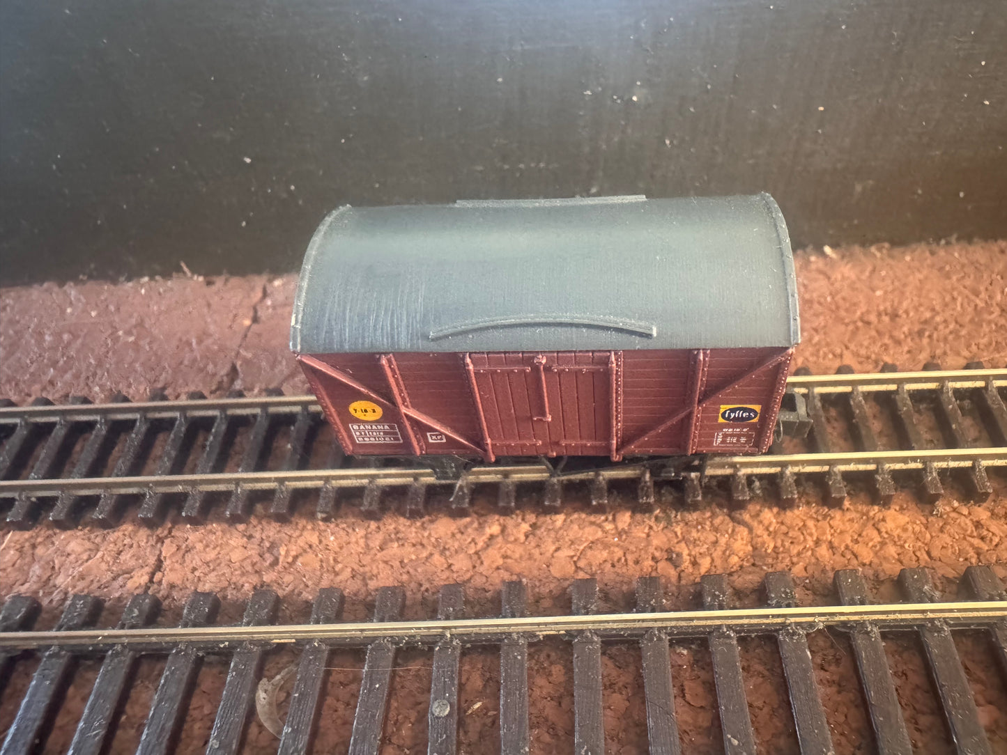 Peco NR-50A (N Gauge) British Railways Ventilated Fyffes Banana Van No.B881061 in BR Bauxite 