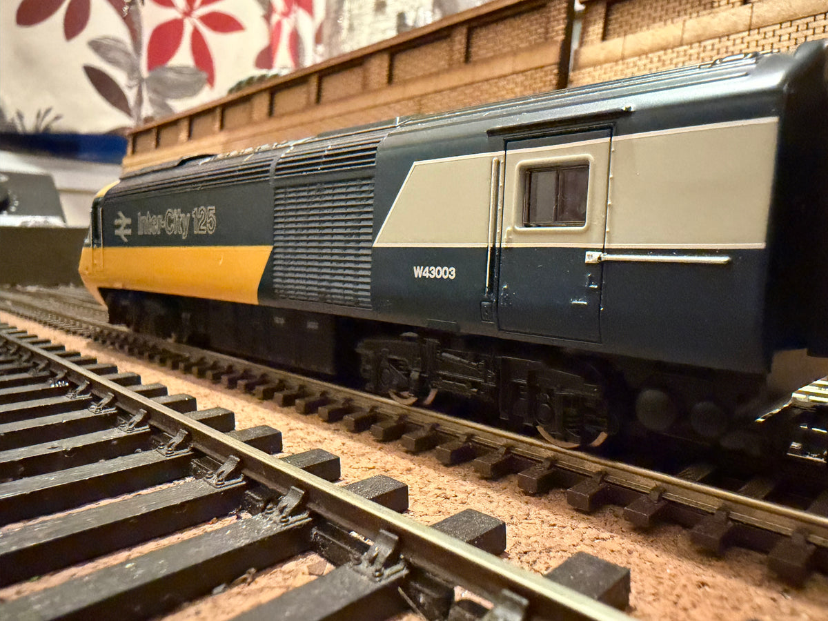 Hornby Railroad R3608 (OO) British Rail, Class 253 (Class 43) Power Cars for set No.253001. Unit Numbers W43002 & W43003 in British Rail Intercity 125 livery. DCC Ready £74