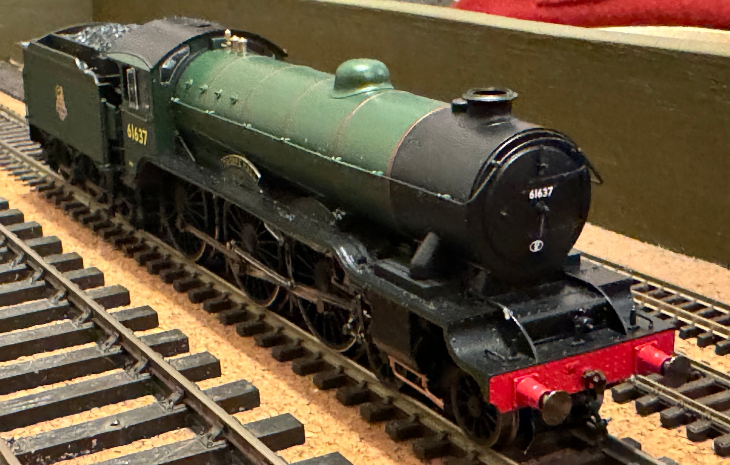 Hornby (OO) Ex London North Eastern Railway, B17/1 No.61637 “Thorpe Hall” in British Railways Lined Green (Shed Code 32B, Ipswich Depot) DCC Fitted.