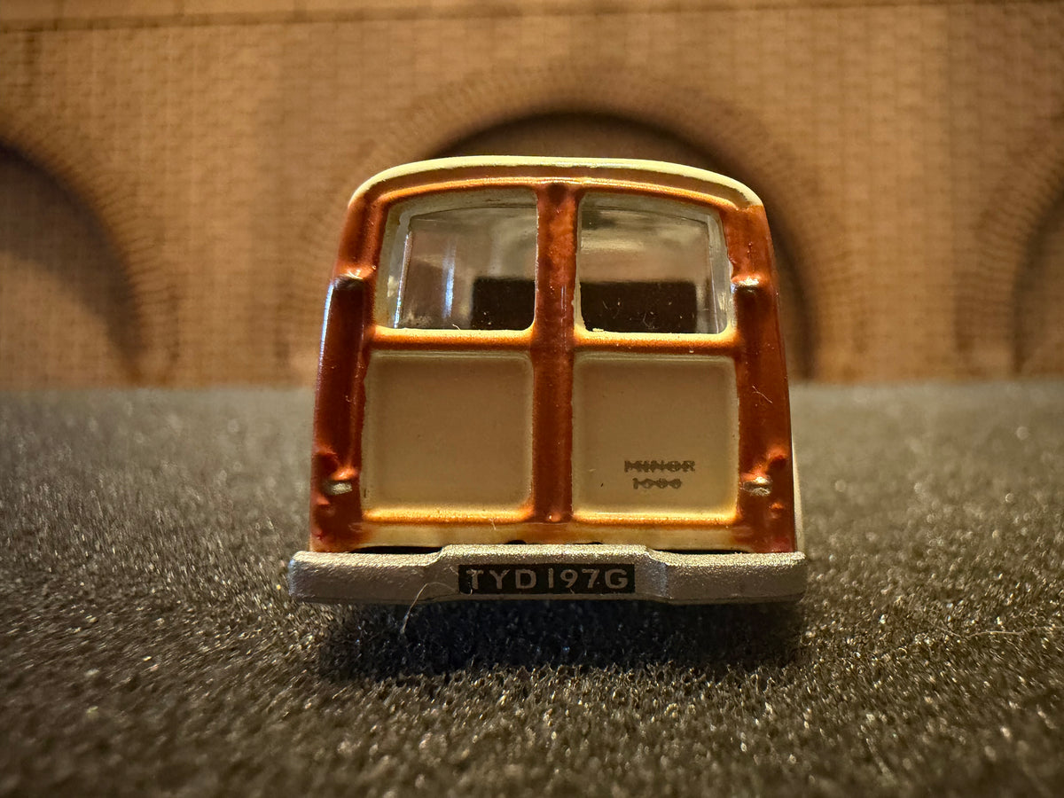 Oxford Diecast 76MMT001 (1:76 / OO) Morris Minor Traveller, Registration TYD197G in White. 