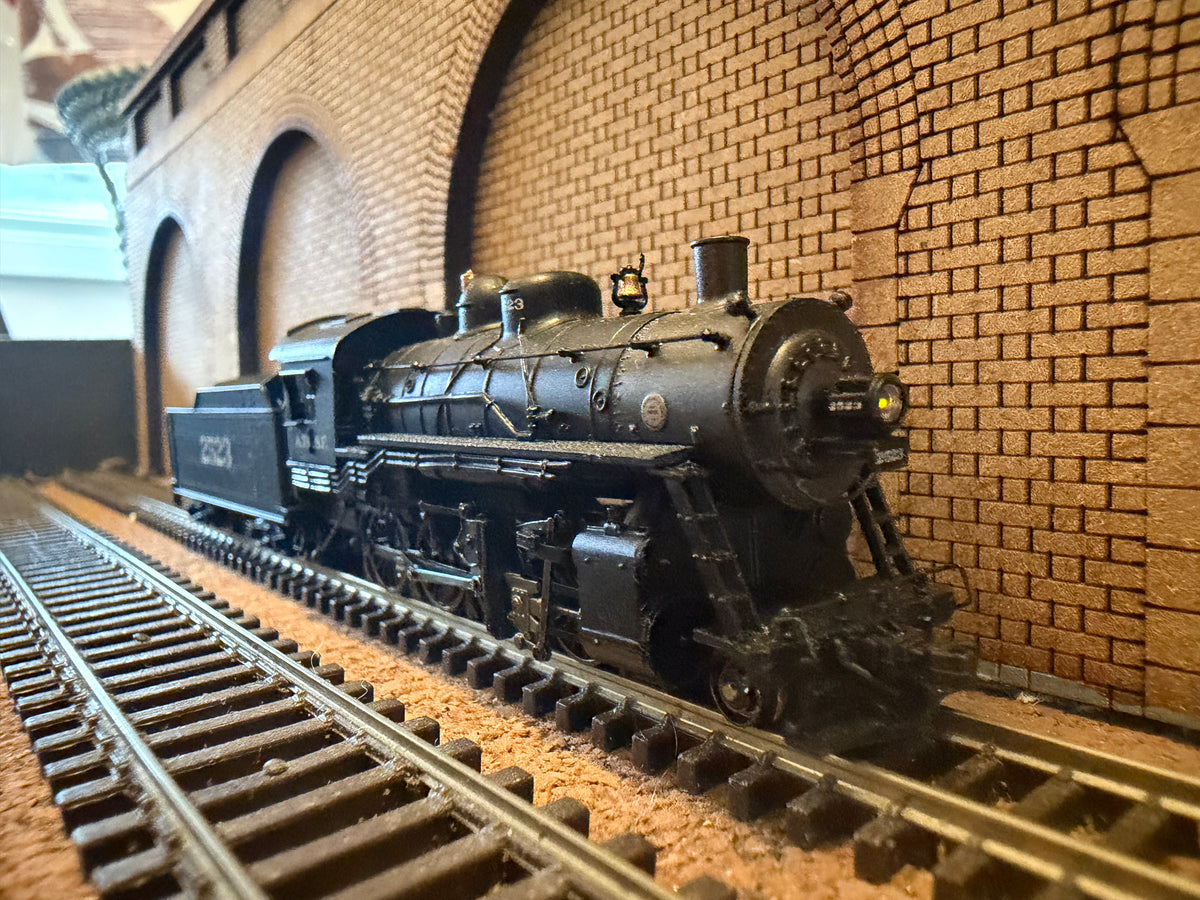Bachmann Spectrum 81505 (N Scale) Baldwin 2-8-0 Consolidation No.2523 with medium tender in Atchison, Topeka and Santa Fe Railway Livery. DCC Ready 