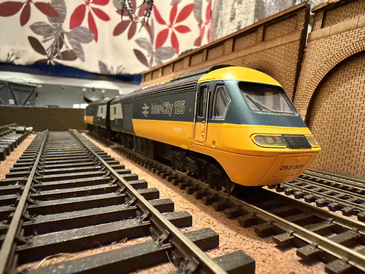 Hornby Railroad R3608 (OO) British Rail, Class 253 (Class 43) Power Cars for set No.253001. Unit Numbers W43002 & W43003 in British Rail Intercity 125 livery. DCC Ready £74