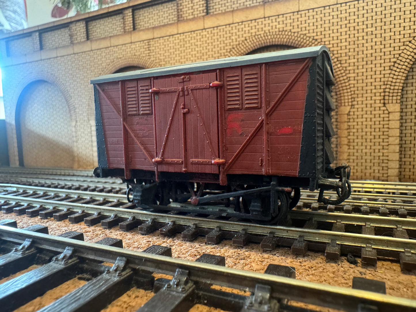 Airfix 02661–5 (OO) 10T Weathered Ventilated Meat Van.