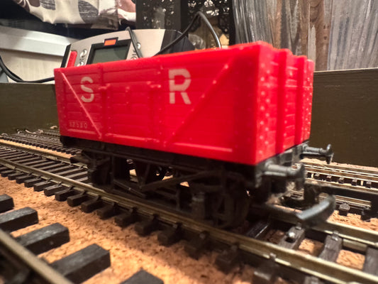 Hornby R.010 (OO) Southern Railway Severn Plank Wagon No.12530 in SR Red 