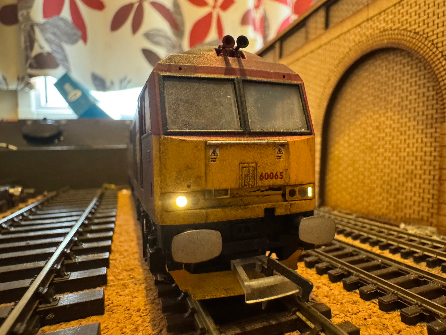 Accurascale ACC2897 (OO) Ex BR Class 60, No.60065 “Spirit of Jaguar” in Heavily weathered EWS livery. DCC Sound Fitted 