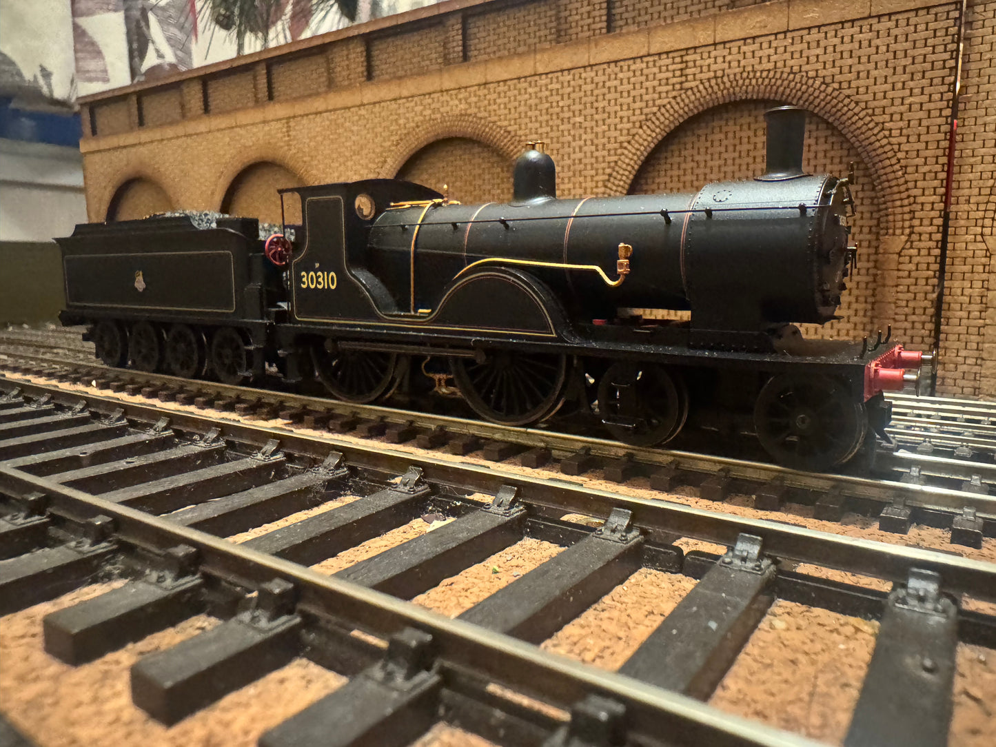 Hornby R2713 (OO) Ex LSWR / SR Drummond T9 ‘Greyhound’ No.30310 in British Railways Lined Black. (Shed Code 71B, Bournemouth Depot) DCC Ready 