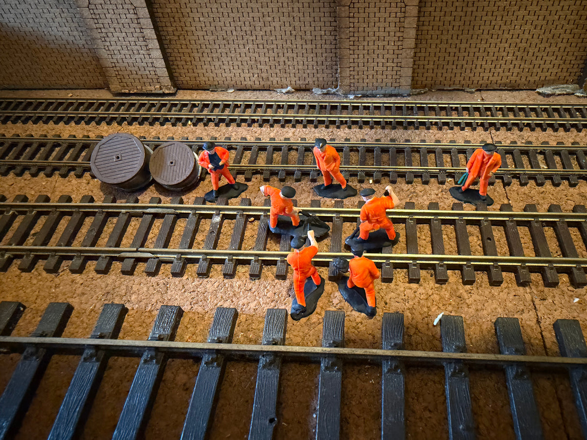 Dapol C002 (OO) British Rail Seven Man P-way Gang and Drums