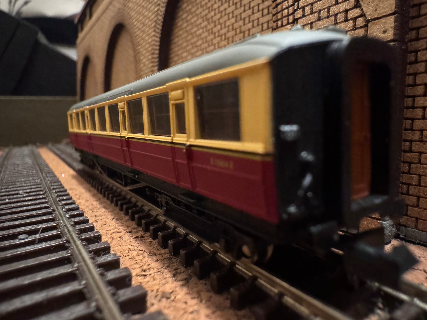 Dapol NC-60D (N Gauge) Ex LNER ‘Gresley’ Corridor Second No.E12614E in British Railways Blood and Custard Livery 