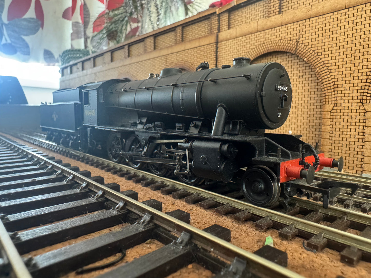 Bachmann 32-252 (OO) EX WD Austerity 2-8-0 No.90445 in British Railways Unlined Black. (Shed Code 50A, York Depot)