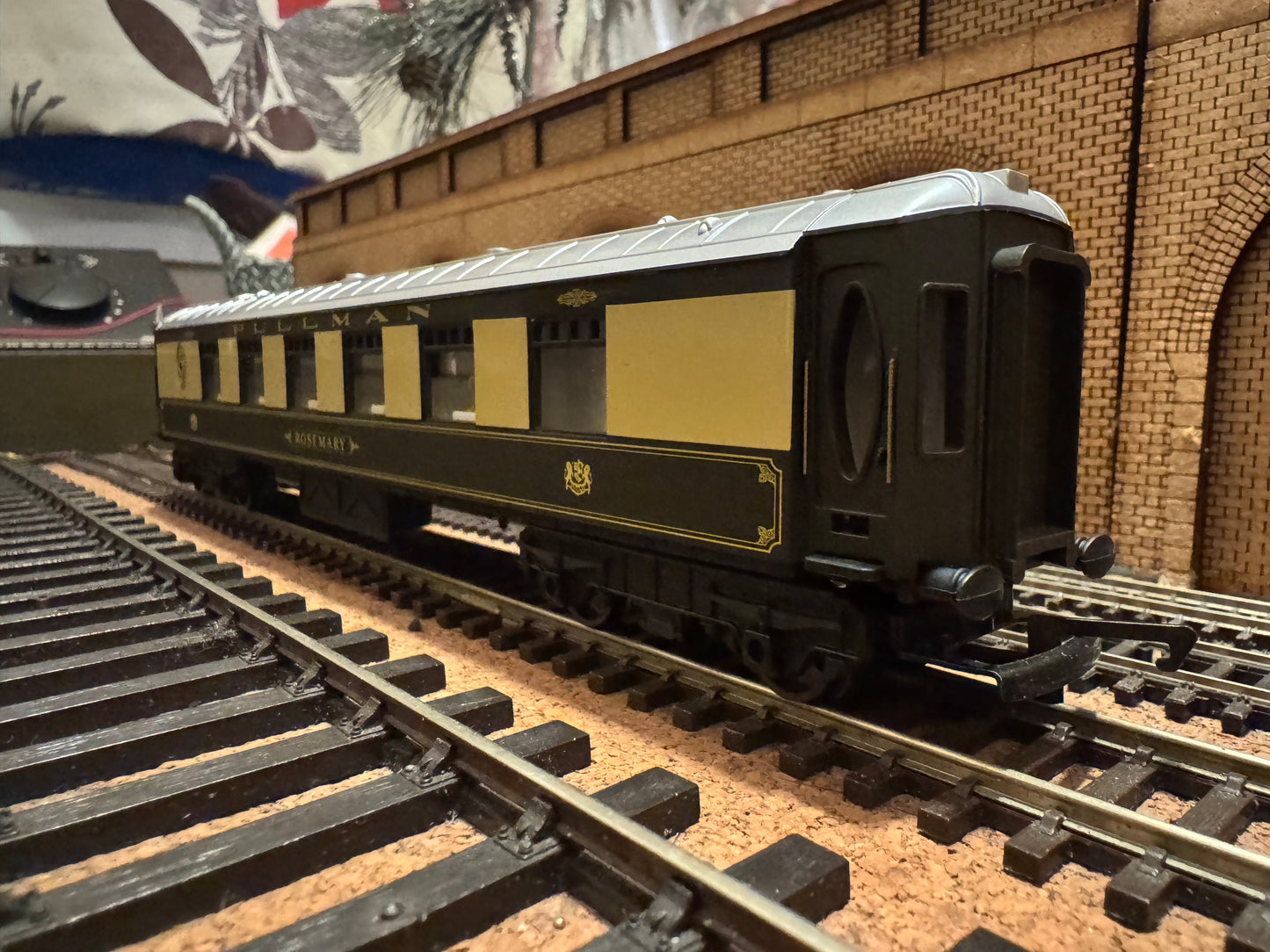 Hornby Railroad R4312 (OO) Pullman Class K, First Class Parlour Car in Pullman Car Company Livery 