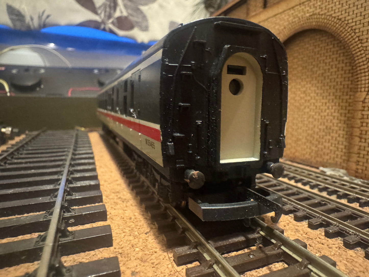 Lima 305372 (OO) British Railways MK1 Brake Corridor Second No.M35465 in British Rail Intercity Executive Livery 