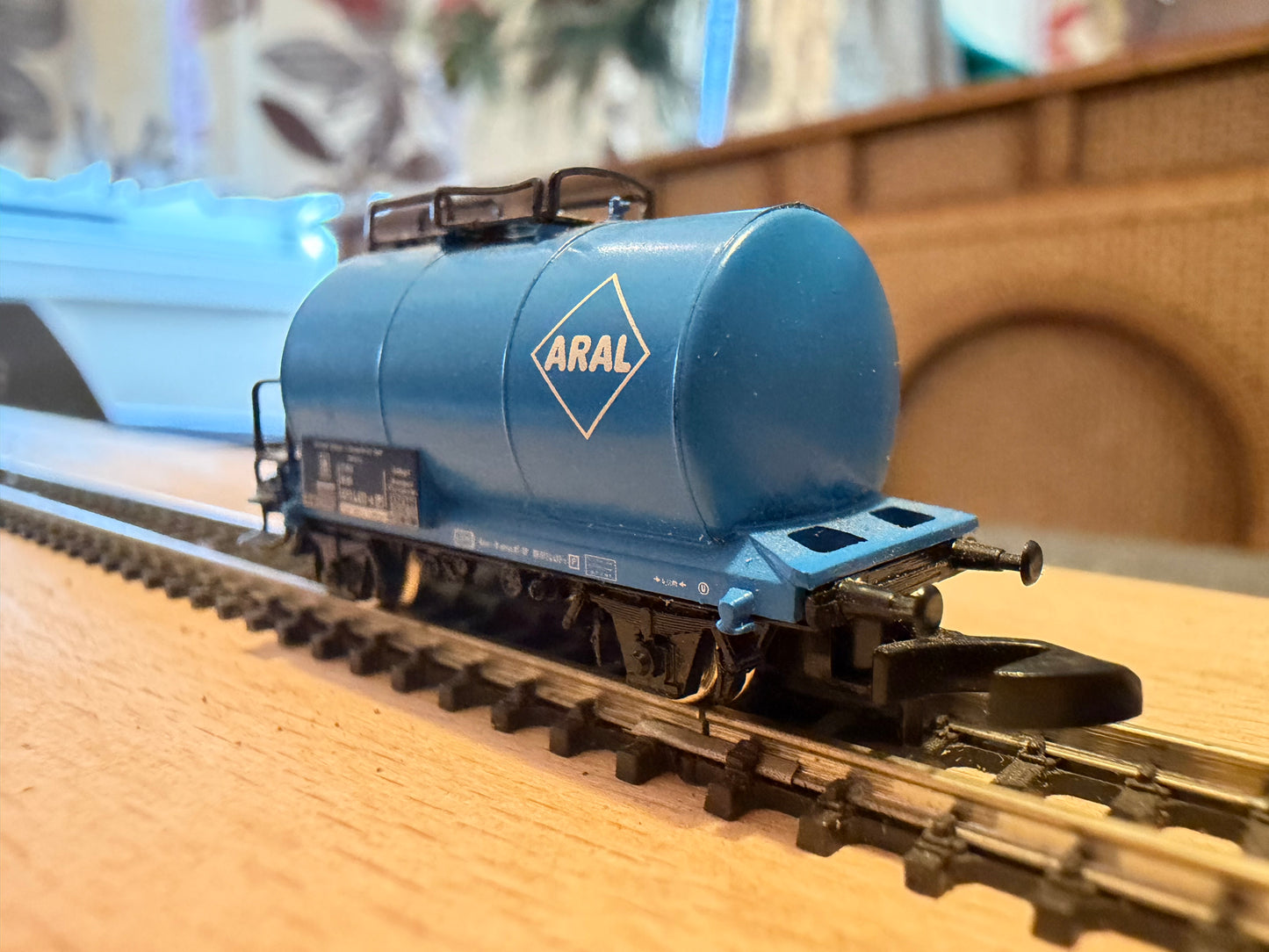Marklin 8613 (Z) Deutscher bahn, Aral Tank Wagon No.072 6 412-0 