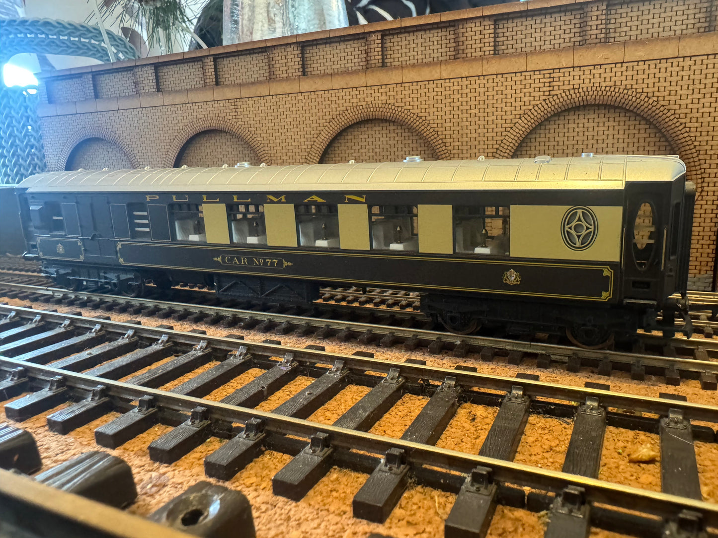 Hornby Railroad R236C (OO) Pullman Type K, Third Class Parlour Brake No.77 