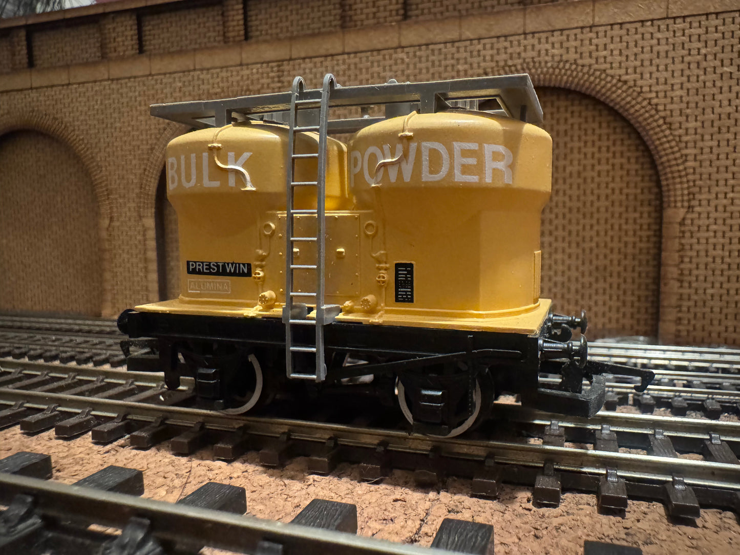 Hornby R.095 (OO) British Railways 20T Twin Silo ‘Prestwin’ Wagon No.B873740 in Bulk Powder Livery 