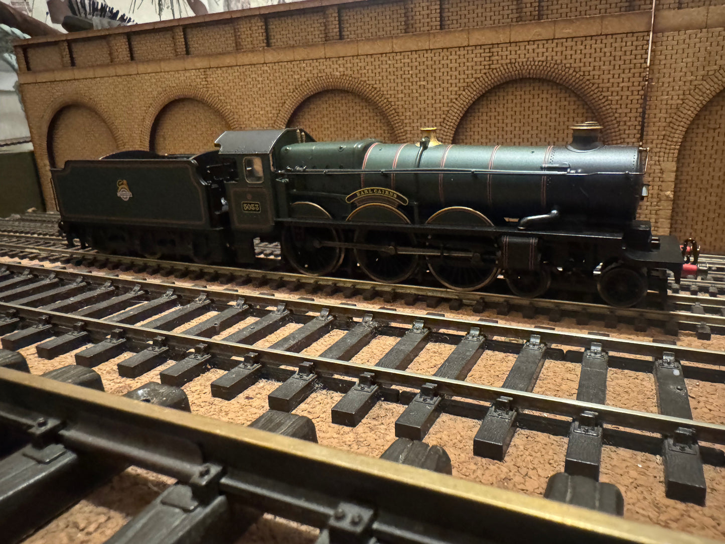 Hornby R2086 (OO) Ex GWR 4073 ‘Castle Class’ No.5053 “Earl Cairns” with Hawksworth 4000G Tender in British Railways Lined Maroon 